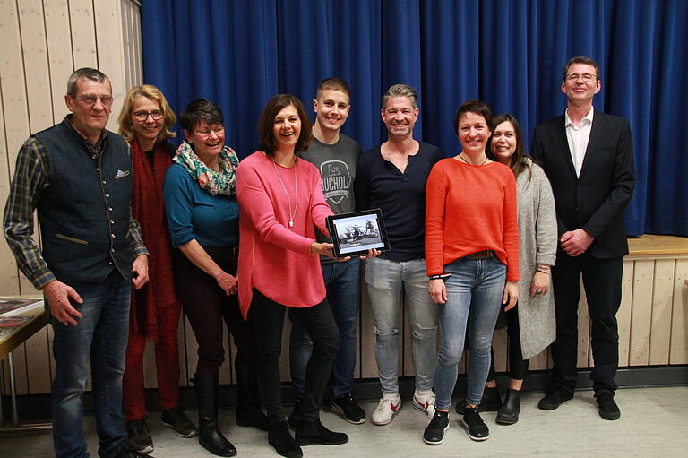 Die Blogger des Dialektvereins Büchold. Von links Otto Weber, Margit Balling, Anneliese Max, Manuela Fuchs, Florian Gehrig, Tobias Feser, Natalie Dees, Daniela Stamm und Vorsitzender Benedikt Feser.