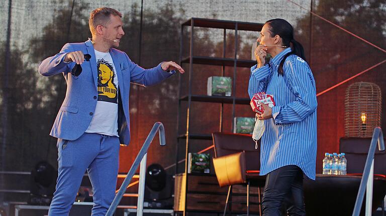 Oliver und Amira Pocher bei ihrem Talk auf der Autokino-Bühne auf dem Schweinfurter Volksfestplatz. Oliver und Amira Pocher bei ihrem Talk auf der Autokino-Bühne auf dem Schweinfurter Volksfestplatz.