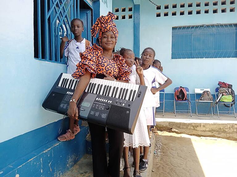 Einer Schule in Kinshasa im Kongo hat Astrid Eitschberger ein Keyboard geschenkt. Einer Schule in Kinshasa im Kongo hat Astrid Eitschberger ein Keyboard geschenkt.
