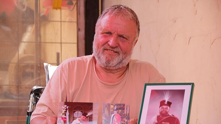 Besondere Erinnerungsstücke: Das Foto von der Autogrammstunde (links) hat ein Fan aus Russland an Norbert Feineis geschickt.       -  Besondere Erinnerungsstücke: Das Foto von der Autogrammstunde (links) hat ein Fan aus Russland an Norbert Feineis geschickt.