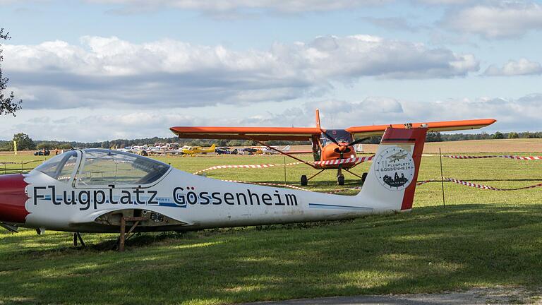 Beim Flugplatzfest in Gössenheim erlebten die Besucherinnen und Besucher rund 200 Landungen unterschiedlichster Ultraleichtflugzeuge und konnten die verschiedenen Modelle am Rande der Landebahn anschauen.