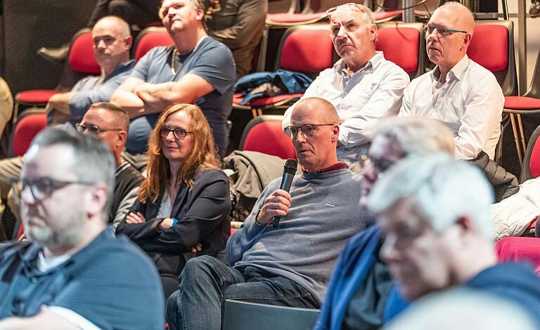 Mitreden war ausdrücklich erwünscht beim StadtGespräch zur Multifunktionsarena Würzburg. Mitreden war ausdrücklich erwünscht beim StadtGespräch zur Multifunktionsarena Würzburg. 
