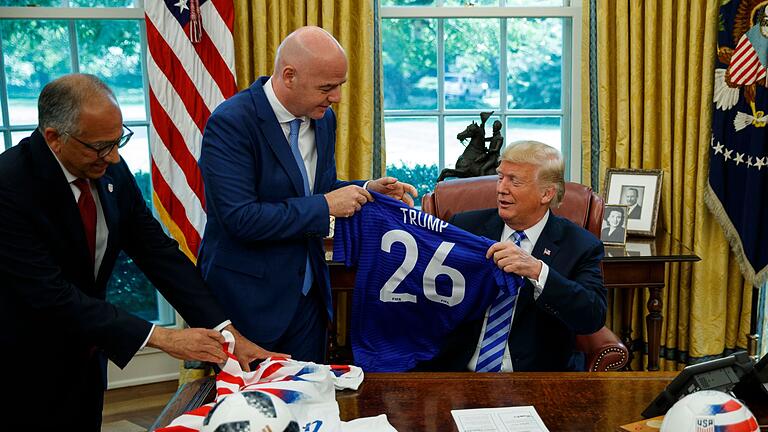 Trump und Infantino       -  Trump war bereits Präsident, als die USA mit Mexiko und Kanada den Zuschlag für die WM 2026 bekamen.