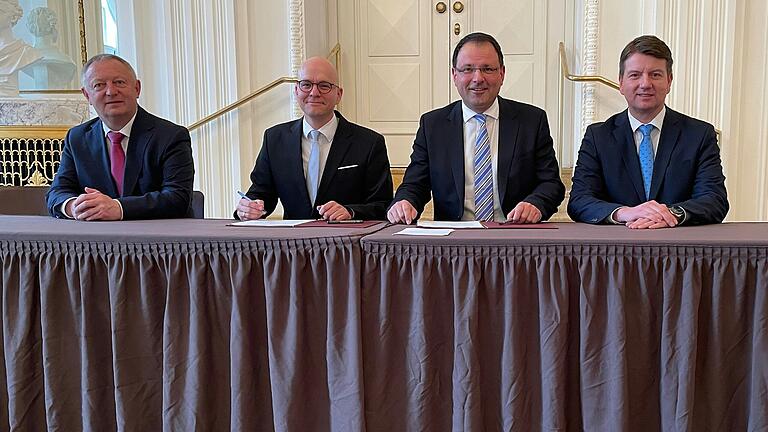 Oberbürgermeister Dirk Vogel (Zweiter von links) und Finanzstaatssekretär Martin Schöffel (rechts daneben) unterzeichnen den neuen Konsortialvertrag für die Staatsbad GmbH. Die Stadt wird ab 2026 alleinige Gesellschafterin des Unternehmens. Landrat Thomas Bold (links) und Innenstaatssekretär Sandro Kirchner begleiten den Schritt. Oberbürgermeister Dirk Vogel (Zweiter von links) und Finanzstaatssekretär Martin Schöffel (rechts daneben) unterzeichnen den neuen Konsortialvertrag für die Staatsbad GmbH. Die Stadt wird ab 2026 alleinige Gesellschafterin des Unternehmens. Landrat Thomas Bold (links) und Innenstaatssekretär Sandro Kirchner begleiten den Schritt.