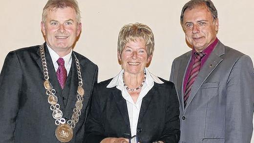 Auszeichnung: Traudl Epp bekam die Bürgermedaille. Rechts Bürgermeister Ewald Vögler, links Landrat Harald Leitherer.