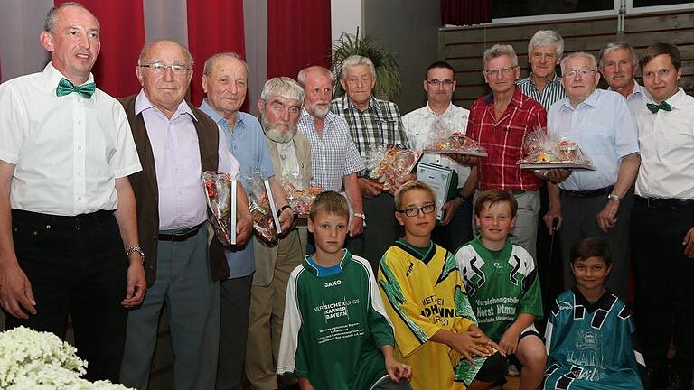 Ehrung für die treuesten Mitglieder: Vorstand Ewald Then, Stefan May, Karl Müller, Edgar Müller, Gerold Büttner, Walter Kirchner, Hans-Jürgen Nießner, Robert Gans, Gregor Reinhart, Fridolin Büttner, Elmar Kirchner und Vorstand Johannes Lösch, zusammen mit den Balljungen bei den Ehrungen anlässlich des 50jährigen Vereinsjubiläums des DJK/SV Wargolshausen. Ehrung für die treuesten Mitglieder: Vorstand Ewald Then, Stefan May, Karl Müller, Edgar Müller, Gerold Büttner, Walter Kirchner, Hans-Jürgen Nießner, Robert Gans, Gregor Reinhart, Fridolin Büttner, Elmar Kirchner und Vorstand Johannes Lösch, zusammen mit den Balljungen bei den Ehrungen anlässlich des 50jährigen Vereinsjubiläums des DJK/SV Wargolshausen.