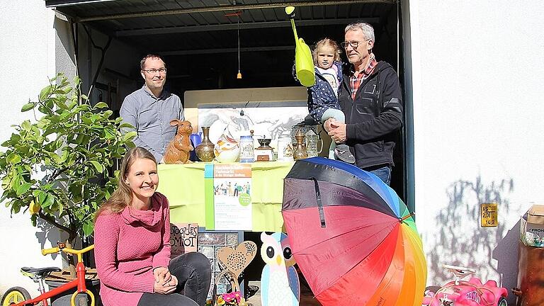 Flohmarktfreunde, aufgemerkt: Am 3. April findet in der Kitzinger Siedlung ein kunterbunter Nachbarschaftsflohmarkt statt, organisiert vom Stadtteilzentrum. Quartiersmanager Sebastian Restetzki und Caroline Wirsing vom Stadtzeilzentrum wollen damit Austausch und Begegnung fördern – und neue, gebrauchte, kleine Schätze entdecken. Frieda – auf dem Arm ihres Opas Winfried Dickert – schwenkt schon mal die Gießkanne, das Zeichen für die Teilnahme am Garagenflohmarkt. Flohmarktfreunde, aufgemerkt: Am 3. April findet in der Kitzinger Siedlung ein kunterbunter Nachbarschaftsflohmarkt statt, organisiert vom Stadtteilzentrum. Quartiersmanager Sebastian Restetzki und Caroline Wirsing vom Stadtzeilzentrum wollen damit Austausch und Begegnung fördern – und neue, gebrauchte, kleine Schätze entdecken. Frieda – auf dem Arm ihres Opas Winfried Dickert – schwenkt schon mal die Gießkanne, das Zeichen für die Teilnahme am Garagenflohmarkt.