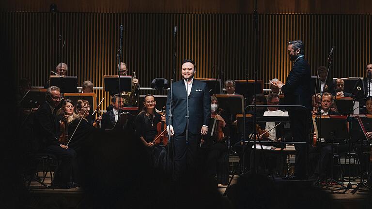 Der spätere Sieger: der Tenor Kudaibergen Abildin, begleitet vom Philharmonischen Orchester Würzburg unter Enrico Calesso.