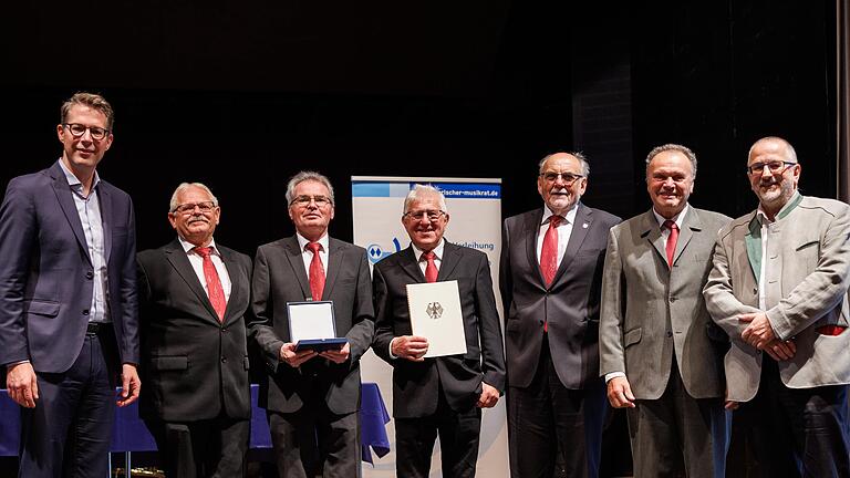 Kunstminister Markus Blume (von links) überreichte die Zelter-Plakette mit Urkunde an die Vertreter des Männergesangvereins Waigolshausen:&nbsp; Reiner Wolf (Kassier), Konrad Volk (1. Vorsitzender), Bernhard Chalupka (Chorleiter), Herbert Hammer (2. Vorsitzender) und Herbert Strobel (Beirat), MdL Helmut Kaltenhauser gratulierte als Vorsitzender des Bayerischen Musikrats.