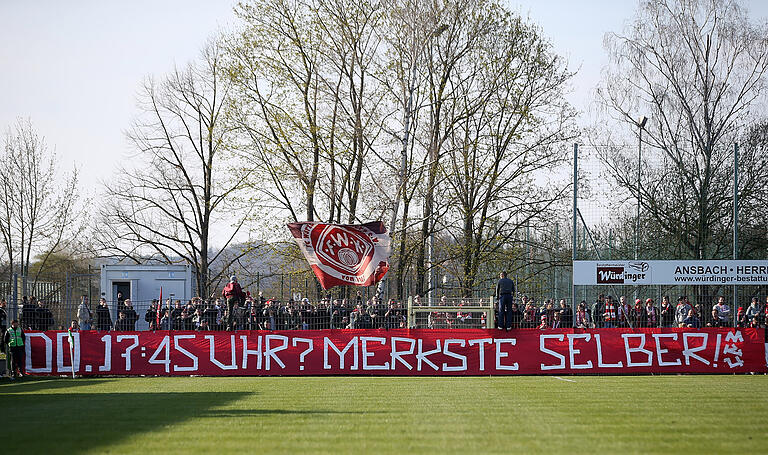 Die Kickers-Anhänger protestierten plakativ gegen die Anstoßzeit des Auswärtsspiels in Ansbach.