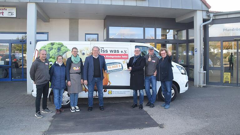 Die Helfer und Helferinnen der Uffenheimer Tafel-Gruppe freuen sich über das neue Kühlfahrzeug (von links): Dieter Klaus, Waltraud Mend, Anette Zeller, Norbert Bock, Thomas Nicol, Heinz Seemann und Brigitte Stuckert.