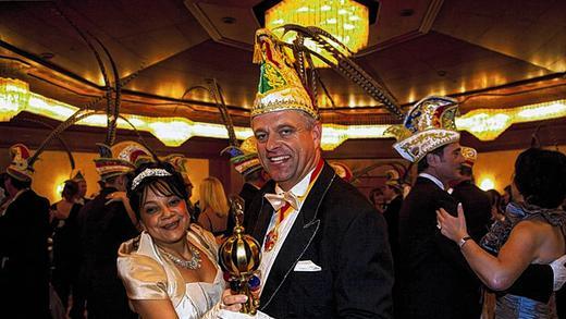 Eröffnungswalzer: Faschingsprinz Thorsten I. mit seiner Prinzessin Lusien I. &bdquo;vom Würzburger Stern&ldquo; beim Prinzenball im Hotel Martitim.