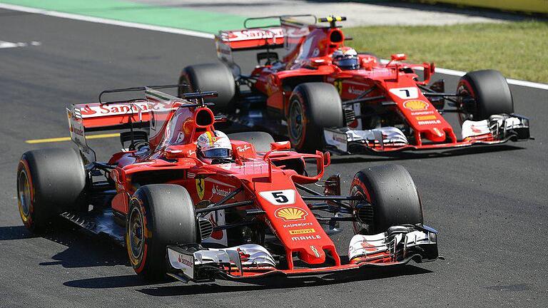 Formel 1: Großer Preis von Ungarn       -  Die Teamkollegen Sebastian Vettel (l) und Kimi Räikkönen vom Team Scuderia Ferrari starten an Eins und Zwei.