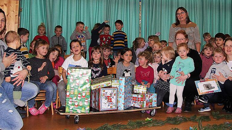 Vorzeitige Bescherung im Kindergarten Lendershausen       -  (gkl)   Ja, ist denn schon Weihnachten? Leuchtende Augen gab es im Kindergarten Höhlenzauber in Lendershausen, als es zur Weihnachtsfeier einen großen Berg Geschenke gab. Ostheimer Holzfiguren, Geschirr für die Kochecke, eine Holzeisenbahn und allerlei Lernspiele kamen beim Auspacken zum Vorschein. Und für ein neues Spielhaus im Garten gab es einen Gutschein. Für 700 Euro hatte der Elternbeirat, vertreten durch Carolin Imhoff, Christian Schnaus und Mandy Will, Geschenke gebracht. Und für das neue Spielhaus spendiert er im Frühjahr nochmal 2000 Euro von dem Geld, das durch Sommerfeste, Kirchweihverlosungen und andere Aktionen erwirtschaftet wurde. Die Freude bei Kindern und Erzieherinnen über die vorzeitige Bescherung war groß.