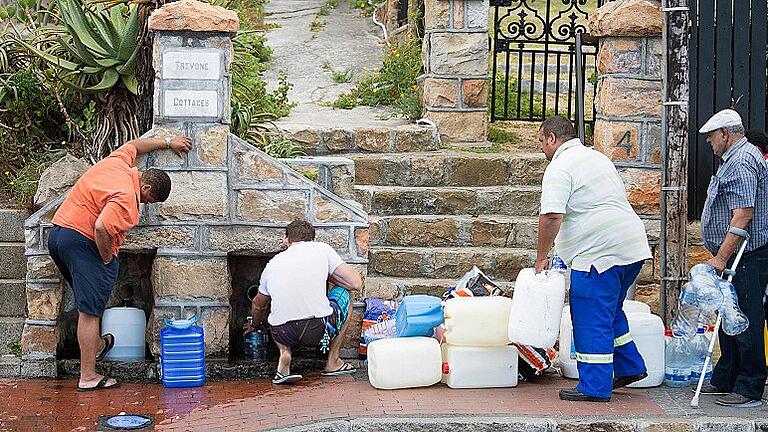 FILES-SAFRICA-DROUGHT-CLIMATE       -  In St. James bei Kapstadt holen die Menschen sich Trinkwasser von einer Quelle.