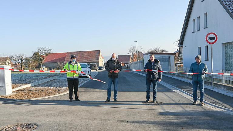 Bei der Freigabe (von links): Martin Mantel vom Bauamt Knetzgau, Bürgermeister Stefan Paulus, Hugo Barthel vom Ingenieur-Büro Pro Terra, und Bernd Riedlmeier von der Firma NewoBau.