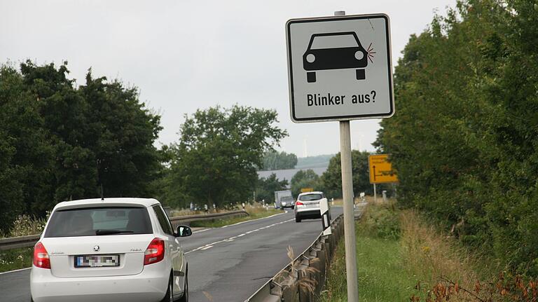 Nach der Abfahrt von der B 286 bei Unterspiesheim weist ein Schild Verkehrsteilnehmer darauf hin, gegebenenfalls ihren noch eingeschalteten Blinker auszuschalten. Bevor das Schild stand, wurde dies häufiger vergessen, was an der folgenden Abzweigung nach Unterspiesheim zu Missverständnissen und schweren Unfällen geführt hat. Nach der Abfahrt von der B 286 bei Unterspiesheim weist ein Schild Verkehrsteilnehmer darauf hin, gegebenenfalls ihren noch eingeschalteten Blinker auszuschalten. Bevor das Schild stand, wurde dies häufiger vergessen, was an der folgenden Abzweigung nach Unterspiesheim zu Missverständnissen und schweren Unfällen geführt hat.