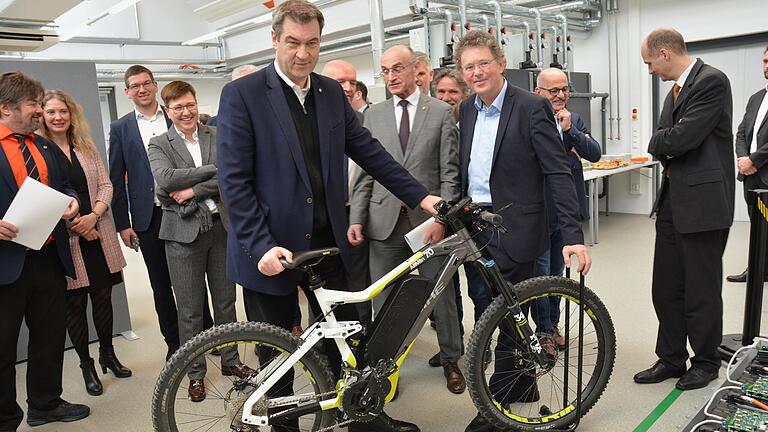 Weiß um die erfolgreiche Arbeit im Technologietransferzentrum Elektromobilität: Ministerpräsident Markus Söder besuchte im März vergangenen Jahres das TTZ und ließ sich von Professor Dr. Ansgar Ackva (3. von rechts) die Forschungsstätte zeigen.