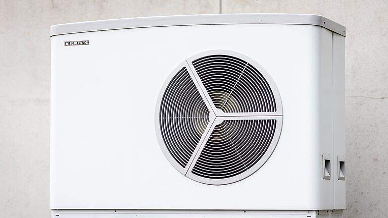 Wärmepumpen.jpeg       -  Kritiker behaupten, die Anschaffungskosten für den Einbau einer Wärmepumpe sei für viele nicht zu stemmen.