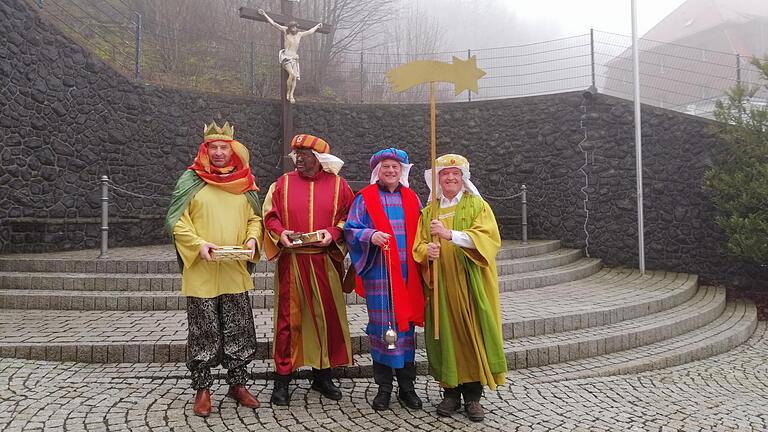 Prominente Sternsinger waren vergangenes Jahr am Dreikönigstag am Kreuzberg unterwegs und sorgten für Diskussionen. Von links: Mathias Hüttner, Gerhard Vorndran, Bürgermeister Georg Seiffert und Landrat Thomas Habermann war als Sternträger dabei. (Archivbild)