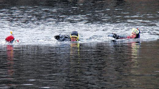 Dreikönigsschwimmen: Mit der Eisweste ins eiskalte Nass Dreikönigsschwimmen: Mit der Eisweste ins eiskalte Nass
