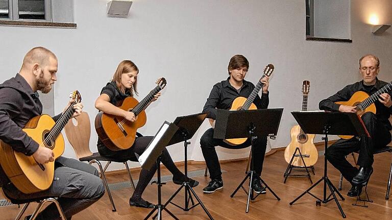 Das Quartett „Saitensprünge“ begeisterte beim Konzert im Rienecksaal in Grünsfeld (von links): Achim Schweizer, Verena Kossowski, Jonas Stasch und Jochen Kaiser. Das Quartett „Saitensprünge“ begeisterte beim Konzert im Rienecksaal in Grünsfeld (von links): Achim Schweizer, Verena Kossowski, Jonas Stasch und Jochen Kaiser.