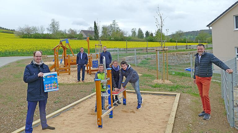 Viel gute Laune herrschte bei der Eröffnung des ersten Spielplatzes für Kleinkinder im Stadtgebiet von Lauda-Königshofen. Im Bild (von links) Bürgermeister Dr. Lukas Braun, Dr. Thomas Gregor (Geschäftsführer Spessartholz), Ortsvorsteher Andreas Buchmann und Rainer John (Außendienstmitarbeiter Spessartholz). Auch größere Kinder wie hier Bastian, Maja und Finn haben jede Menge Spaß. Viel gute Laune herrschte bei der Eröffnung des ersten Spielplatzes für Kleinkinder im Stadtgebiet von Lauda-Königshofen. Im Bild (von links) Bürgermeister Dr. Lukas Braun, Dr. Thomas Gregor (Geschäftsführer Spessartholz), Ortsvorsteher Andreas Buchmann und Rainer John (Außendienstmitarbeiter Spessartholz). Auch größere Kinder wie hier Bastian, Maja und Finn haben jede Menge Spaß.