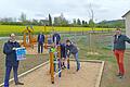 Viel gute Laune herrschte bei der Eröffnung des ersten Spielplatzes für Kleinkinder im Stadtgebiet von Lauda-Königshofen. Im Bild (von links) Bürgermeister Dr. Lukas Braun, Dr. Thomas Gregor (Geschäftsführer Spessartholz), Ortsvorsteher Andreas Buchmann und Rainer John (Außendienstmitarbeiter Spessartholz). Auch größere Kinder wie hier Bastian, Maja und Finn haben jede Menge Spaß.