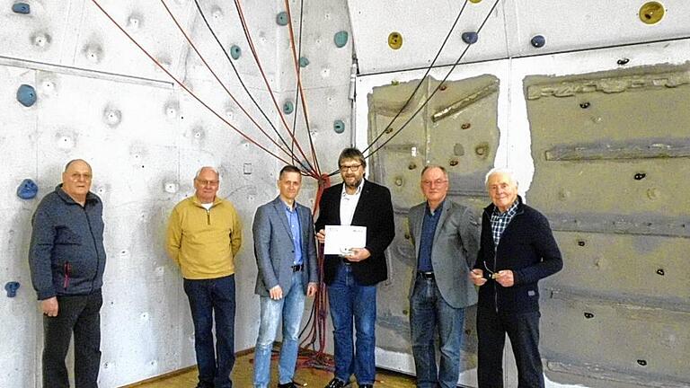 Alpenverein übergibt Kletterwand - (la) Zur Eröffnung der Kletterwand des Alpenvereins im Haus Marienthal war 1995 sogar Stefan Glowacz gekommen, der Profi-Bergsteiger und Extrem-Kletterer. Jetzt braucht die Sektion die Wand nicht mehr. Im September öffnete in der Albin-Kitzinger-Straße am Waldspielplatz das neue Kletterzentrum des Deutschen Alpenvereins, das optimale Voraussetzungen für den Klettersport samt Aus- und Fortbildung bietet. Zwei Jahrzehnte wurde die Kletteranlage am Marienbach überwiegend von Vereinsmitgliedern, den Bewohnern der Jugendhilfeeinrichtung und von Schülern genutzt. Entstanden war die Anlage (4,5 Meter hoch, acht Meter lang, 300 Griffe) unter Federführung von Siegfried Lößl, Ausbildungsreferent der Sektion. Bei der Finanzierung (5100 D-Mark) hatte die Oskar-Soldmann-Stiftung unter die Arme gegriffen. Erweitert wurde die Kletterwand im Jahr 2005, als sie auf acht mal sechs Meter wuchs und eine verstellbare Boulderwand bot. Erneut hatte sich die Soldmann-Stiftung finanziell engagiert. Dem Alpenverein dankte jetzt Rainer Brandenstein, Leitung Haus Marienthal, für die Übergabe der Wand an die Jugendeinrichtung. Verschiedene Kletterprojekte werden dafür sorgen, dass die Wand weiterhin genutzt wird. Unser Bild zeigt von links: Siegfried Lößl, den früheren zweiten Vereinsvorsitzenden Jan-Hans-Dürschmied, Joachim Lindner, Rainer Brandenstein, Walter Zeißner (Haus Marienthal) und Kurt Petzold (Vertreter der Soldmann-Stiftung). Alpenverein übergibt Kletterwand - (la) Zur Eröffnung der Kletterwand des Alpenvereins im Haus Marienthal war 1995 sogar Stefan Glowacz gekommen, der Profi-Bergsteiger und Extrem-Kletterer. Jetzt braucht die Sektion die Wand nicht mehr. Im September öffnete in der Albin-Kitzinger-Straße am Waldspielplatz das neue Kletterzentrum des Deutschen Alpenvereins, das optimale Voraussetzungen für den Klettersport samt Aus- und Fortbildung bietet. Zwei Jahrzehnte wurde die Kletteranlage am Marienbach überwiegend von Vereinsmitgliedern, den Bewohnern der Jugendhilfeeinrichtung und von Schülern genutzt. Entstanden war die Anlage (4,5 Meter hoch, acht Meter lang, 300 Griffe) unter Federführung von Siegfried Lößl, Ausbildungsreferent der Sektion. Bei der Finanzierung (5100 D-Mark) hatte die Oskar-Soldmann-Stiftung unter die Arme gegriffen. Erweitert wurde die Kletterwand im Jahr 2005, als sie auf acht mal sechs Meter wuchs und eine verstellbare Boulderwand bot. Erneut hatte sich die Soldmann-Stiftung finanziell engagiert. Dem Alpenverein dankte jetzt Rainer Brandenstein, Leitung Haus Marienthal, für die Übergabe der Wand an die Jugendeinrichtung. Verschiedene Kletterprojekte werden dafür sorgen, dass die Wand weiterhin genutzt wird. Unser Bild zeigt von links: Siegfried Lößl, den früheren zweiten Vereinsvorsitzenden Jan-Hans-Dürschmied, Joachim Lindner, Rainer Brandenstein, Walter Zeißner (Haus Marienthal) und Kurt Petzold (Vertreter der Soldmann-Stiftung).