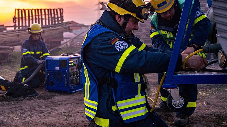 Technik und schweres Gerät, damit hilft das THW bei großen Bränden, Hochwasser, Unwetter oder sonstigen Gefahren. Technik und schweres Gerät, damit hilft das THW bei großen Bränden, Hochwasser, Unwetter oder sonstigen Gefahren. 