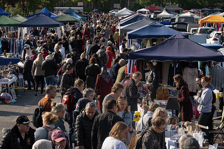 Rund 10.000 Menschen tummeln sich laut BRK jedes Jahr auf dem Rotkreuzflohmarkt in Schweinfurt. Rund 10.000 Menschen tummeln sich laut BRK jedes Jahr auf dem Rotkreuzflohmarkt in Schweinfurt.