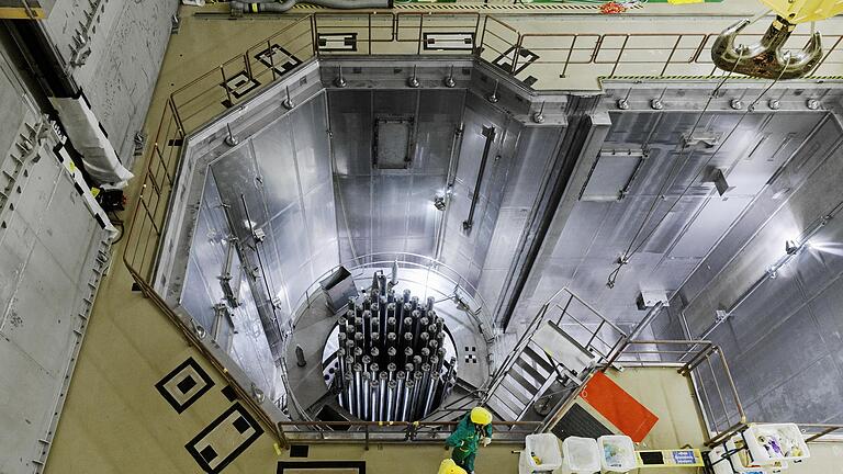 Rückbau im Kernkraftwerk Grafenrheinfeld: Blick in die geöffnete Reaktorgrube. Darin befinden sich keine Brennelemente mehr, sie lagern nebenan im wassergefüllten Abklingbecken (nicht im Bild). Im kommenden Jahr werden die hochradioaktiven Elemente ins Zwischenlager transportiert.