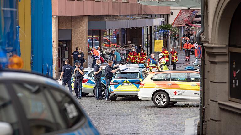 Zahlreiche Einsatzkräfte am Würzburger Barbarossaplatz, wo&nbsp;ein Mann am Freitagabend&nbsp; drei Menschen getötet und sechs weitere schwer verletzt hat.