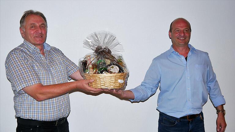 Roland Nöth (rechts) bedankt sich mit einem Geschenkkorb bei seinem Vorgänger Hermann Geßner (links) für die geleistete Arbeit an der Spitze des Ortsverbandes in den vergangenen&nbsp; zwölf Jahren.