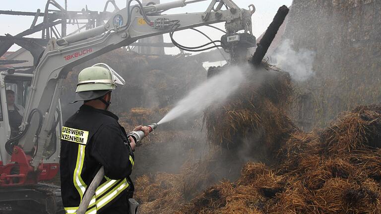 Völlig zerstört wurden Scheune und Stall eines landwirtschaftlichen Anwesens in Nenzenheim bei einem Brand am Sonntagabend, 15. Mai. 120 Schweine verendeten in den Flammen, 26 konnten gerettet werden.