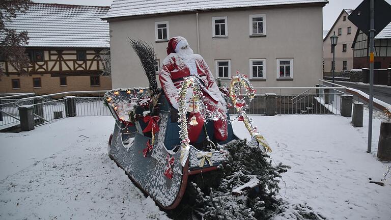 Der Weihnachtsmann im vergangenen Jahr hat seinen Schlitten auf dem Dorfplatz in Stetten geparkt. Am 1. Adventswochenende findet dort das 'Steedemer Weihnachtsdorf' statt.