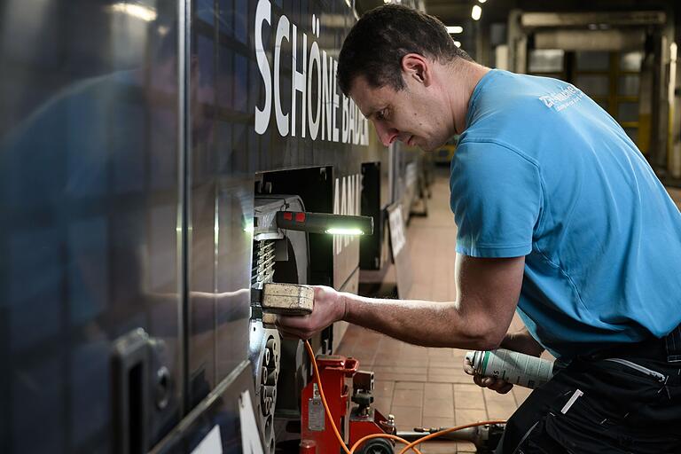 Andreas Rappl von der Firma ZFP (Zerstörungsfreie Werkstoffprüfung) aus München untersucht mit einem sogenannten Jochmagneten eine Straßenbahn im Depot der WVV in der Sanderau. Mittlerweile wurde der Fehler gefunden.