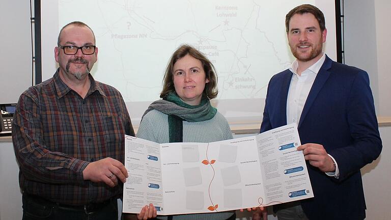 Premiere: Die erste Streutal-Radtour findet am 23. Juni statt. Dieser neue Radexkursionstag im Streutal ist eine Kooperation des Biosphärenreservats Rhön mit der Streutalallianz. Julia Rösch vom Biosphärenreservat zeigte mit dem Allianzvorsitzenden Martin Link (links) und Allianzmanager Johannes Föhr den Routenentwurf auf.