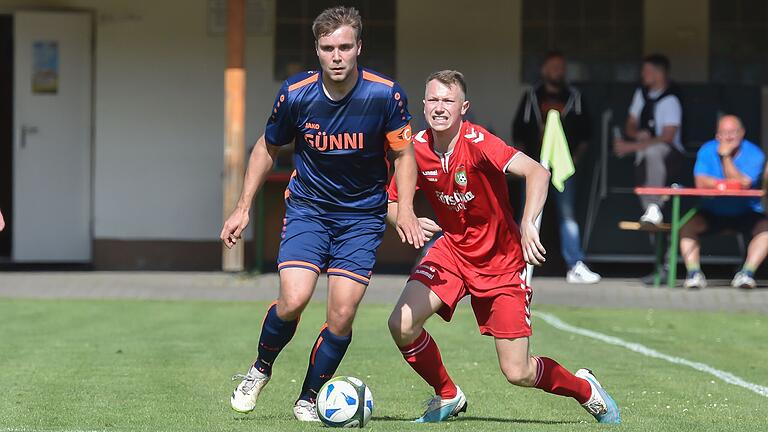 Der VfR Stadt Bischofsheim (rechts Luis Kober) muss die Zähne zusammenbeißen. Nach dem 0:7 bei der SG Heustreu/Hollstadt (links Niklas Krämer) geht es in die Relegation.