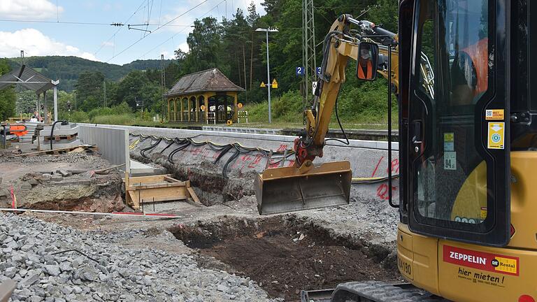 Die Arbeiten zur Neugestaltung des Bahnsteigs am Gleis 1 im Bahnhof Wiesthal gehen voran. Laut Bahn soll er am 23. August, wie auch der Treppenabgang zur Personenunterführung zum Mittelbahnsteig 2/3 fertig sein. Die Erneuerung des Mittelbahnsteigs ist in dieser Bauphase nicht vorgesehen.&nbsp;