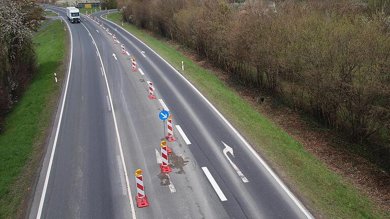 Ab hier geht es nur nach rechts: An der nördlichen Auffahrt zur B 13 bei Sommerhausen kommt es immer wieder vor, dass sich Fahrer nicht an die ausgeschilderte Umleitung halten. Ab hier geht es nur nach rechts: An der nördlichen Auffahrt zur B 13 bei Sommerhausen kommt es immer wieder vor, dass sich Fahrer nicht an die ausgeschilderte Umleitung halten.
