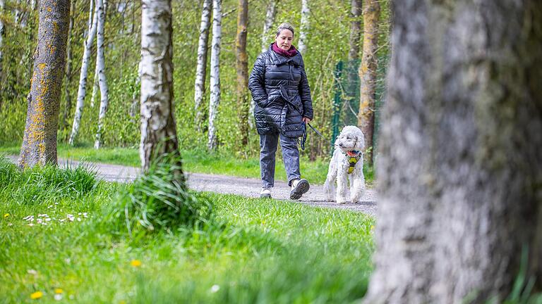 Hündin Kimi weicht Monica Gomes nicht von der Seite. Doch gut ausgebildete Therapiehunde kosten viel Geld und werden von der Krankenkasse nur selten übernommen. Hündin Kimi weicht Monica Gomes nicht von der Seite. Doch gut ausgebildete Therapiehunde kosten viel Geld und werden von der Krankenkasse nur selten übernommen.