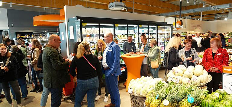 Die Ehrengäste wurden am Montagabend mit einem Getränk im neuen Supermarkt begrüßt.