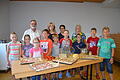 SPD-Ortsverein Kleinrinderfeld und Freie Bürger Kleinrinderfeld organisierten einen Ferien-Kochkurs für Kinder. Das Foto zeigt die neun Nachwuchstalente gemeinsam mit ihren vier Lehrmeistern (hinten, von links) Hans-Karl Karches, Gudrun Wallrapp, Monika Fleuchaus und Angelika Thürmer.&nbsp;Foto: Ulrich Stadlbauer