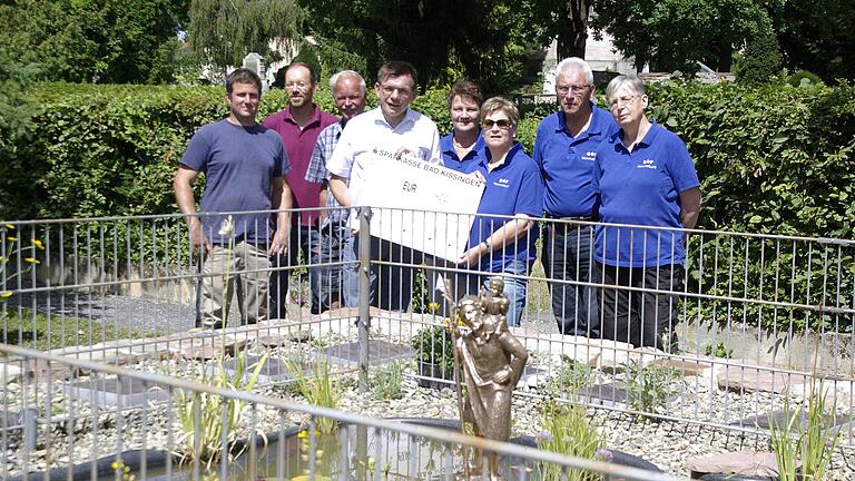 Das neugestaltete Urnengräberfeld unterstützte der Obst- und Gartenbauverein mit einer Spende (von links) Matthias Emmert, Stefan Stöth, August Brendan, Bürgermeister Armin Warmuth sowie Petra Poettgen, Ute und Franz Merz und Christine Reimann. Winfried Ehling       -  Das neugestaltete Urnengräberfeld unterstützte der Obst- und Gartenbauverein mit einer Spende (von links) Matthias Emmert, Stefan Stöth, August Brendan, Bürgermeister Armin Warmuth sowie Petra Poettgen, Ute und Franz Merz und Christine Reimann. Winfried Ehling