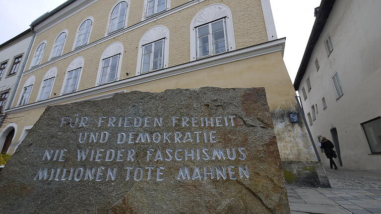 Ein Gedenkstein aus dem ehemaligen KZ Mauthausen steht vor dem Hitler-Haus in Braunau. Ein Gedenkstein aus dem ehemaligen KZ Mauthausen steht vor dem Hitler-Haus in Braunau.