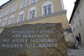 Ein Gedenkstein aus dem ehemaligen KZ Mauthausen steht vor dem Hitler-Haus in Braunau.