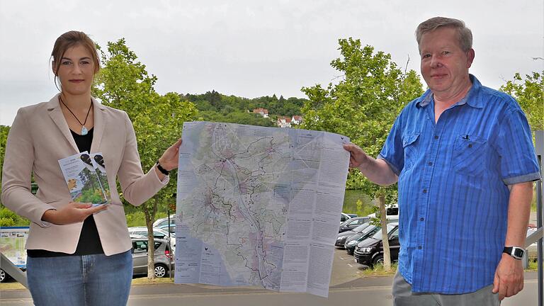 Druckfrisch präsentieren vom Verein ZweiUferLand Tourismus e.V. mit Sitz in der Tourist-Info Veitshöchheim in den Mainfrankensälen die Geschäftsstellenleiterin Jil Kathrin Abfalter und der Beisitzer Reinhold Meurer aus Retzstadt die neu erstellte Wanderkarte vom Panoramaweg und allen Rundwegen der acht Mitgliedsgemeinden des ZweiUferLandes nördlich von Würzburg. Druckfrisch präsentieren vom Verein ZweiUferLand Tourismus e.V. mit Sitz in der Tourist-Info Veitshöchheim in den Mainfrankensälen die Geschäftsstellenleiterin Jil Kathrin Abfalter und der Beisitzer Reinhold Meurer aus Retzstadt die neu erstellte Wanderkarte vom Panoramaweg und allen Rundwegen der acht Mitgliedsgemeinden des ZweiUferLandes nördlich von Würzburg.