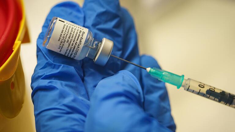 Der Impfstoff von Biontech-Pfizer: Viele Seniorenheime in Bayern haben bereits die zweite Impfung für ihre Bewohner und teils das Personal absolviert. Nun fordern Betroffene aus dem Landkreis Würzburg die Aufhebung der Testpflicht. Der Impfstoff von Biontech-Pfizer: Viele Seniorenheime in Bayern haben bereits die zweite Impfung für ihre Bewohner und teils das Personal absolviert. Nun fordern Betroffene aus dem Landkreis Würzburg die Aufhebung der Testpflicht.