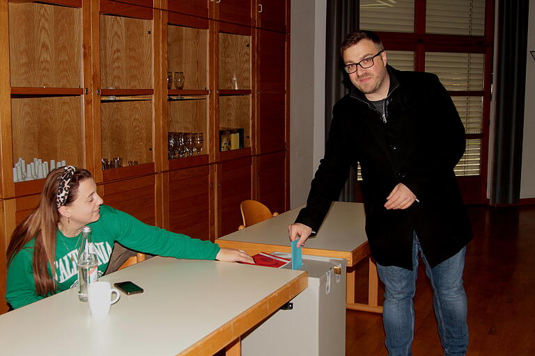 Rentweinsdorfs Bürgermeister Steffen Kropp bei seiner Stimmabgabe Rentweinsdorfs Bürgermeister Steffen Kropp bei seiner Stimmabgabe